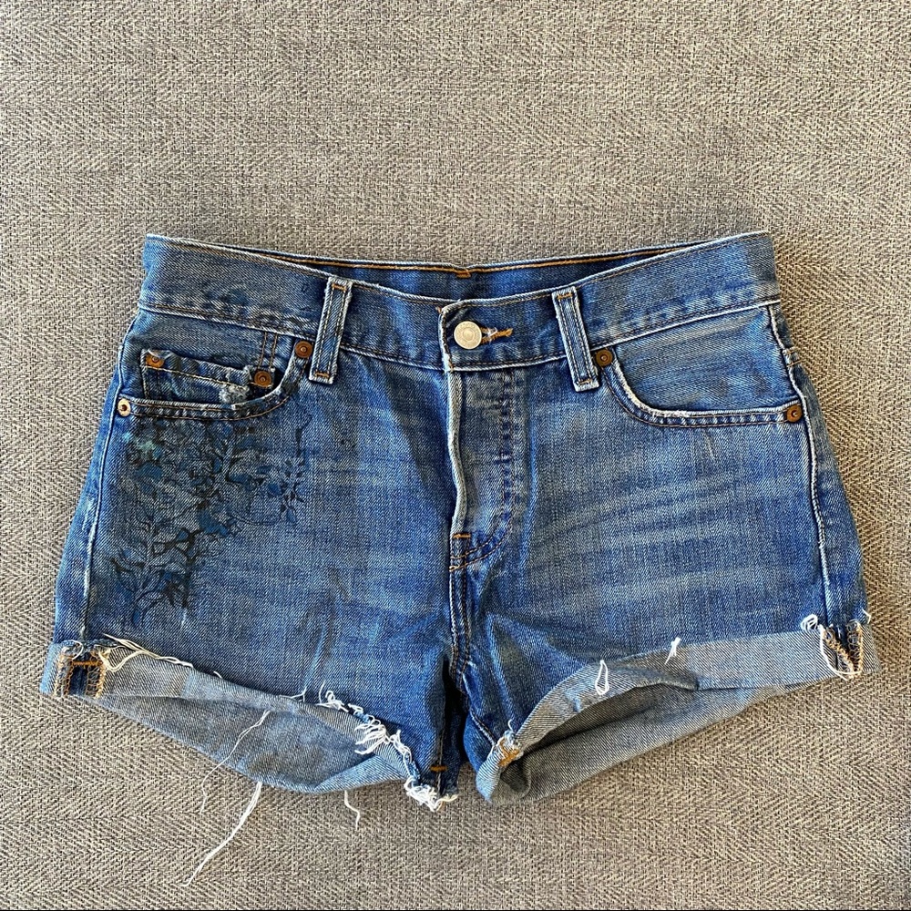 Levi’s Cut Off Shorts Hand Paint Detailing